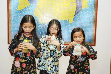 (Dari kiri) Hilya Dahlia Mohd Haarifan bersama sepupunya, Hanis Arianna Mohd Suhaidi dan adiknya Hifza Dalilah Mohd Haarifan teruja dapat melawat saudara mara dan kumpul duit Raya setiap tahun. 