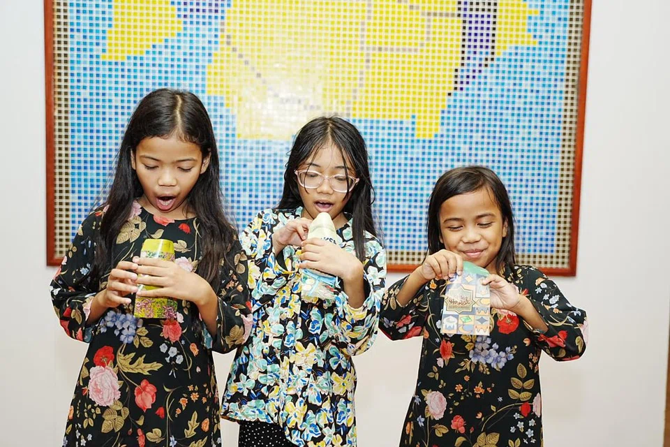 Hilya Dahlia Mohammad Haarifan (paling kiri) dan sepupu, Hanis Arianna Mohd Suhaidi dan adiknya Hifza Dalilah Mohd Haarifan, teruja dapat berjumpa keluarga dan sanak saudara dan paling seronok dapat duit raya. 