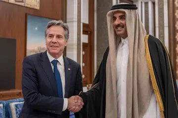 USAHA CEGAH PERANG MEREBAK: Setiausaha Negara Amerika Syarikat, Encik Antony Blinken (kiri) berjabat tangan dengan Amir Qatar, Sheikh Tamim bin Hamad al-Thani sebelum mereka duduk berbincang di Istana Lusail, Doha, Qatar, pada 7 Januari.