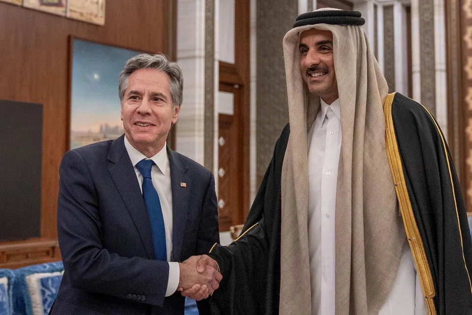 USAHA CEGAH PERANG MEREBAK: Setiausaha Negara Amerika Syarikat, Encik Antony Blinken (kiri) berjabat tangan dengan Amir Qatar, Sheikh Tamim bin Hamad al-Thani sebelum mereka duduk berbincang di Istana Lusail, Doha, Qatar, pada 7 Januari.