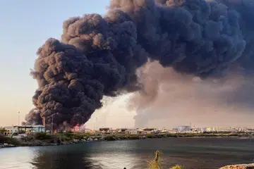 Kepulan asap tebal dapat dilihat menjulang dari sebuah depot bahan api di Port Sudan, Sudan, pada 6 Mei 2025.