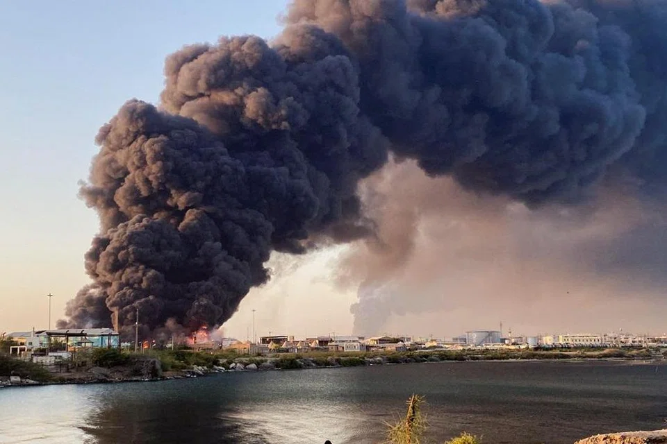 Kepulan asap tebal dapat dilihat menjulang dari sebuah depot bahan api di Port Sudan, Sudan, pada 6 Mei 2025.