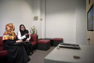 DEMI PERKUKUH INSTITUSI PERKAHWINAN: Cik Siti Hazlinda Karim, kaunselor kanan di Pusat Kaunseling Jamiyah, semasa menggambarkan perkara yang berlaku di Program Kaunseling Perkahwinan melibatkan banduan, pasangan mereka dan kaunselor, di Pusat Masyarakat Kampung Ubi pada 21 Jun. 