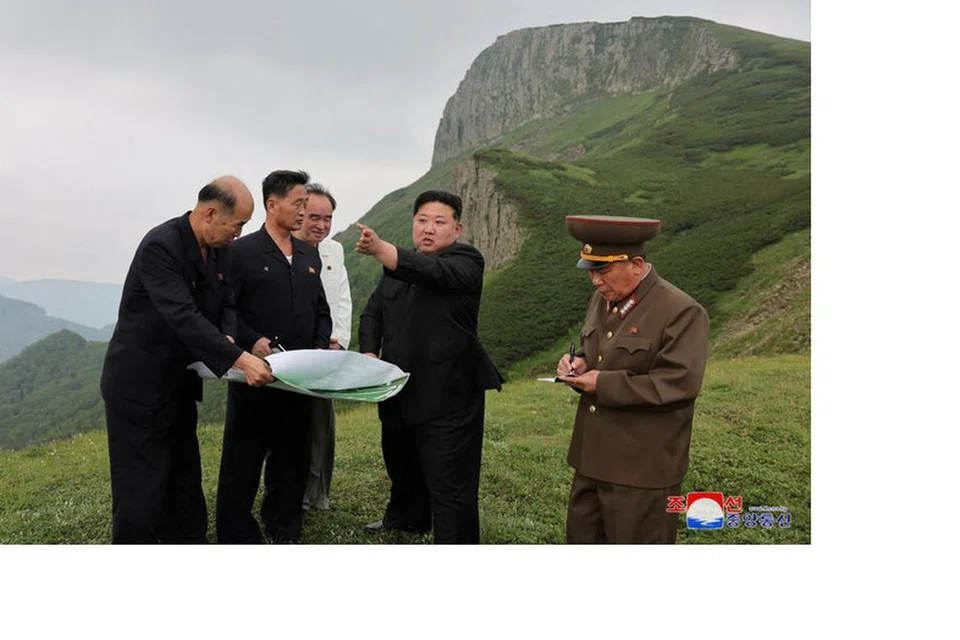 Pemimpin Korea Utara, Encik Kim Jong Un, memberi arahan bagi projek pembinaan Samjiyon City pada 14 Julai 2024. 