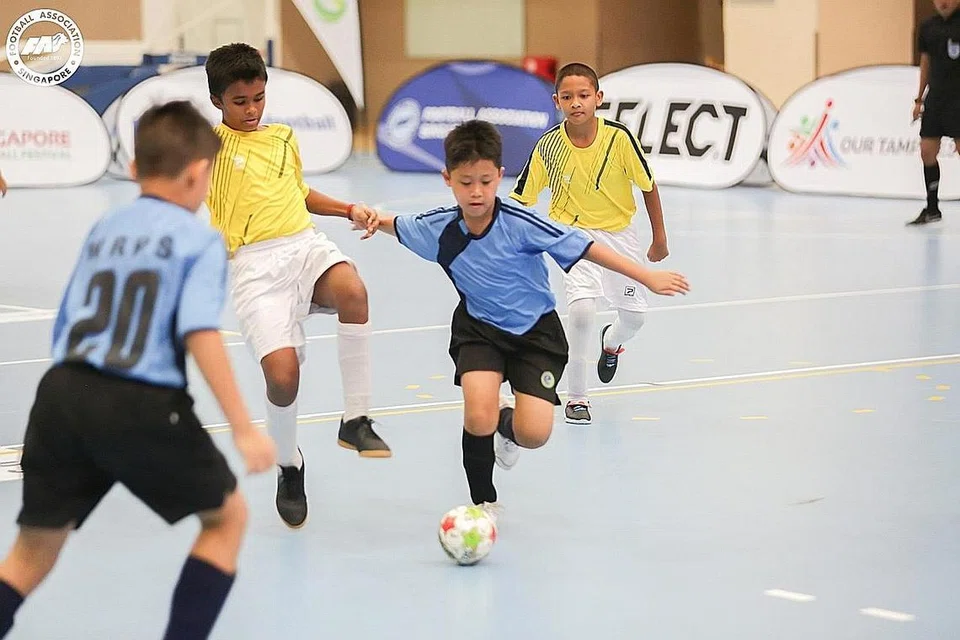 KEMBALI BERAKSI: Sebanyak 10 sekolah bakal beraksi dalam perlawanan final kejohanan Futsal Antara Sekolah Singapore Pools-FAS (ISFC) di OCBC Arena petang esok. - Foto fail