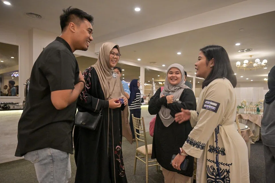 Wakil Podcast Berita Harian(BH),#NoTapis,  Penolong Editor Berita; Cik Ervina Mohd Jamil (kanan) , Wartawan Media Sosial, Ameerah Sallehuddin bersama kumpulan OUTSIDEIN.