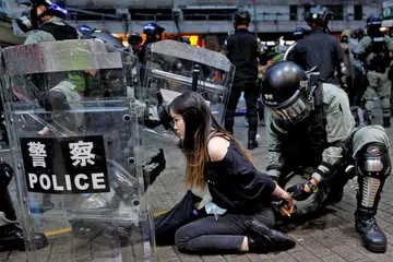 SEDIA DIBERKAS: Polis rusuhan menahan seorang penunjuk perasaan semasa perhimpunan antipemerintah di tengah Hongkong kelmarin. - Foto REUTERS