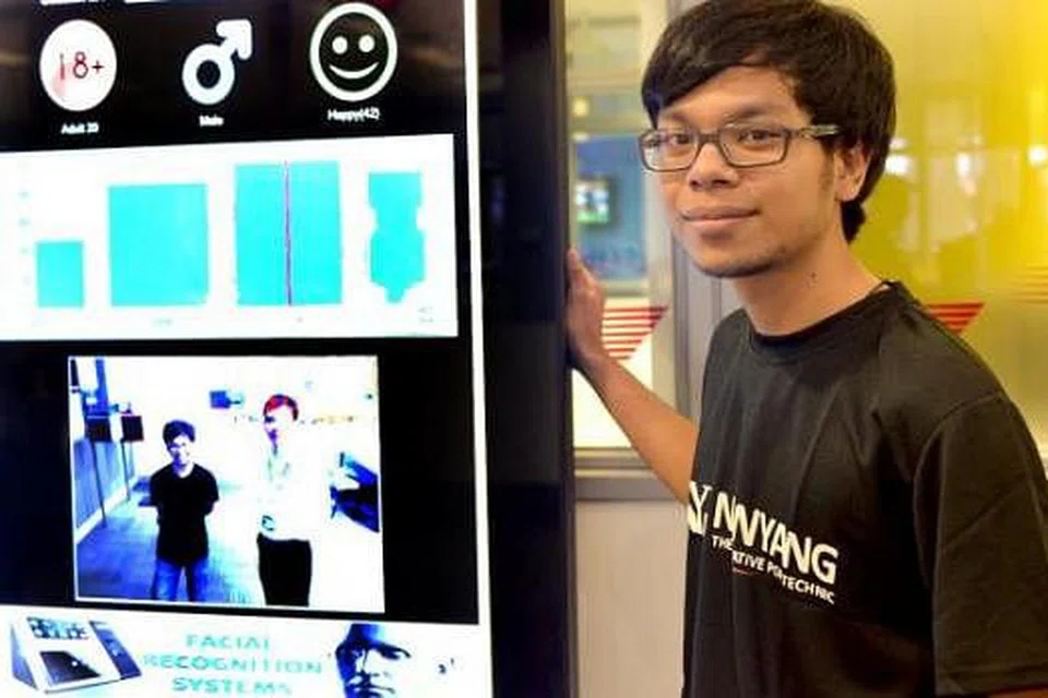 TEKNOLOGI CANGGIH: Aplikasi hasil rekaan Encik Abdul Haziq Mohd Yussaini dan dua rakannya adalah antara contoh yang menggunakan teknologi Microsoft dan dipamerkan di Pusat Komputing Cerdas Keadaan Sekitar NYP-Microsoft yang baru di Politeknik Nanyang (NYP). - Foto KHALID BABA