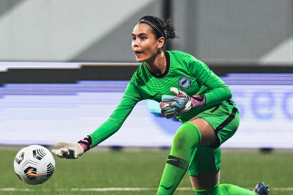 GANTUNG BUT: Penjaga gol negara, Noor Kusumawati Rosman, yang menyarung jersi Singapura selama 13 tahun menyifatkan bola sepak sebagai keluarga keduanya.
