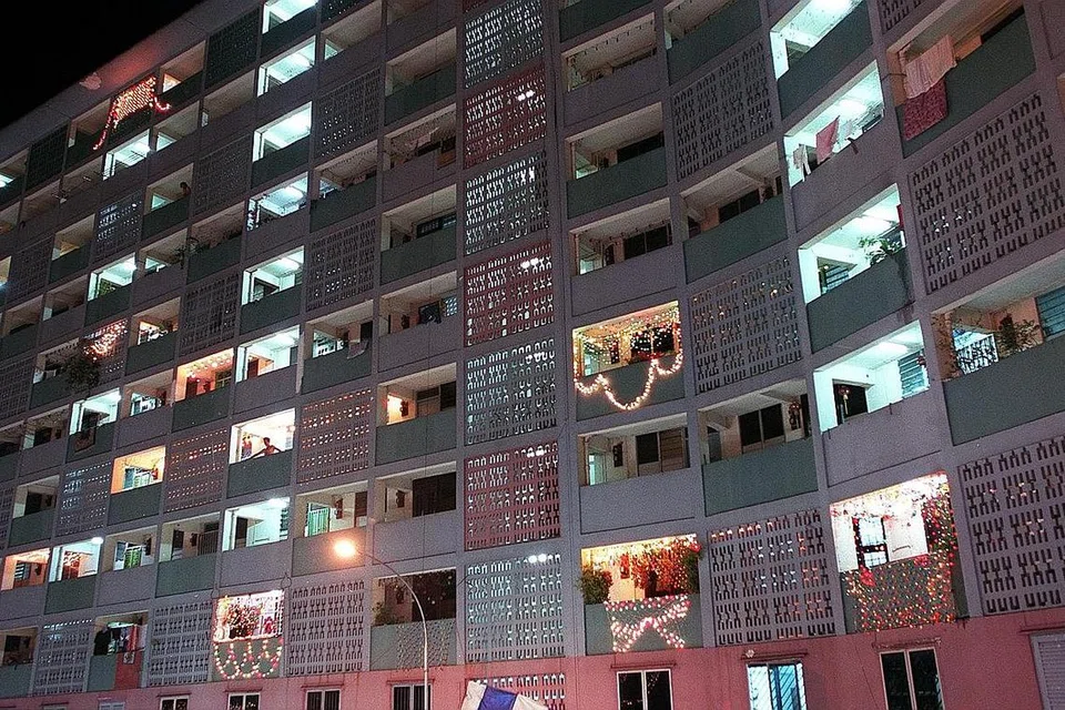 WARNA-WARNI GEMERLAPAN: Sambutan Raya dulu kerap menyaksikan jiran tetangga seolah-olah 'berlumba-lumba' menghiasi rumah dengan lampu lap lip yang turut menyemarakkan semangat Lebaran di kalangan masyarakat kita. - Foto fail 