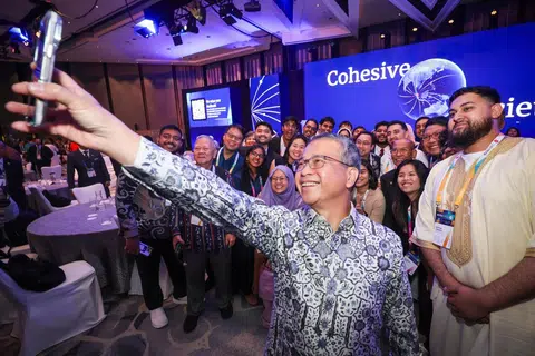 Persidangan Antarabangsa Mengenai Masyarakat Bersatu Padu (ICCS) 2025 menghimpunkan seramai 1,000 pemimpin berpemikiran sejagat, penggubal dasar, pengamal masyarakat dan pemimpin muda dari lebih 50 negara untuk saling bertukar idea. Ia turut dihadiri Menteri Undang-Undang merangkap Menteri Kedua Ehwal Dalam Negeri, Encik Edwin Tong (depan). 