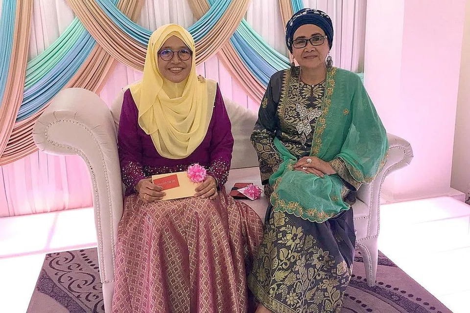 CANTIK DAN ANGGUN: Inilah dua anggota Mawar Merah SNU, kumpulan WhatsApp Sekolah Menengah Sang Nila Utama, yang dipilih sebagai Ratu Anggun dalam pertemuan kumpulan itu baru-baru ini. Mereka ialah Cik Zainap Ghani (kiri), 63 tahun, dan Cik Maimunah Mohammed, 65 tahun.