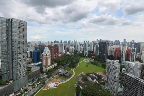 PASARAN BERBEZA: Pasaran hartanah Singapura menunjukkan kecenderungan berbeza apabila semua urus niaga yang paling merugikan   – kedua-dua kuantum dan peratusan – di Kawasan Tengah Utama (CCR) Singapura pada suku kedua 2023.