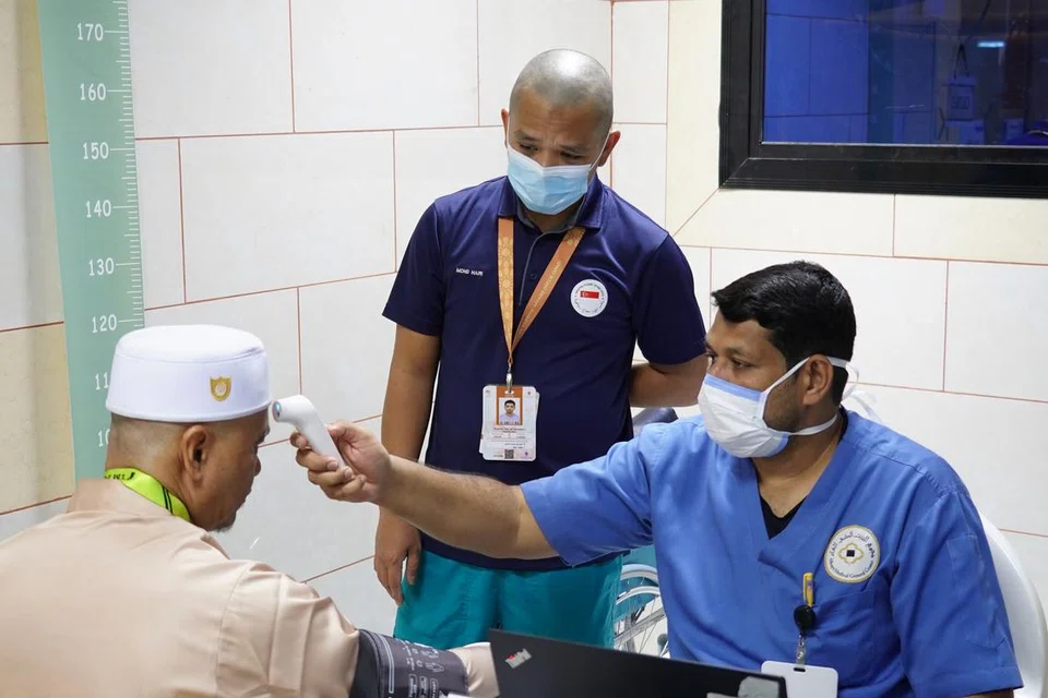 Pegawai SPAO membuat pemeriksaan ke atas seorang jemaah di klinik SPAO.