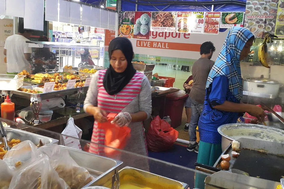BANYAK PILIHAN: Terdapat lebih 80 reruai menjual pelbagai jenis makanan, fesyen, produk kecantikan dan perkakas rumah di 'Bazaar Lambak Raya 2018' di Big Box. - Foto BIG BOX