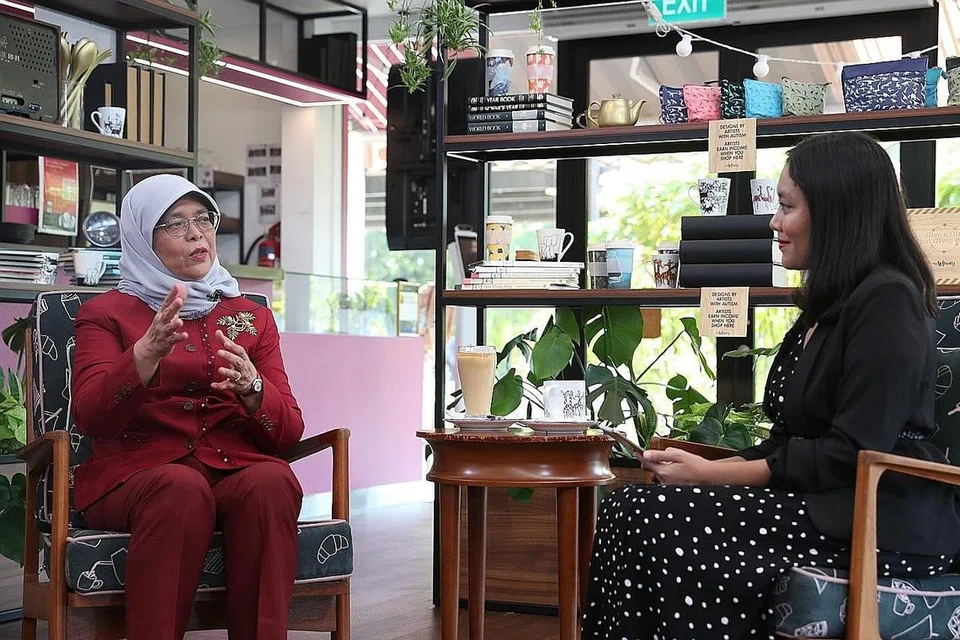 TAMU ISTIMEWA THE BM SHOW: Presiden Halimah Yacob berkongsi pandangan tentang cabaran dan perkembangan wanita di negara ini dan juga kisahnya dibesarkan seorang ibu tunggal dengan hos 'The BM Show', wartawan Irma Kamarudin. - Foto BM oleh TIMOTHY DAVID