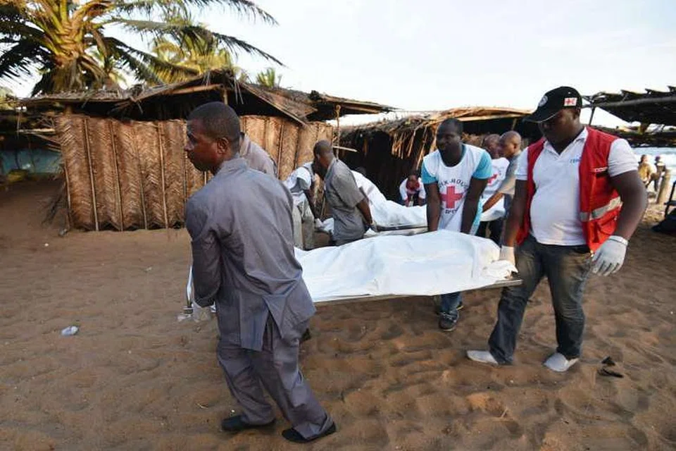 ANTARA KORBAN: Mayat mangsa serangan ganas dibawa pergi oleh sekumpulan orang selepas berlakunya serangan berdarah di pantai pusat peranginan Grand Bassam di Ivory Coast. - Foto 