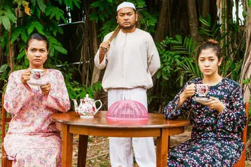 KUPAS ISU MASYARAKAT: Dwidrama 'Anak Bulan Di Kampong Wa' Hassan' yang dijayakan Adib Kosnan (tengah) menyingkap nostalgia desa yang dijejaskan dengan proses perbandaran. 'Madu Dua' lakonan Siti Hajar Abdul Gani (kiri) dan Munah Bagharib pula menyelami takrifan hidup bermadu bagi dua wanita berbeza usia. - Foto TEATER EKAMATRA