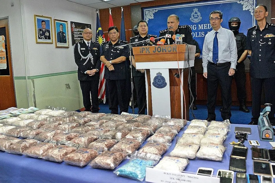 KERJASAMA: Pengarah NCID, Datuk Seri Mohd Mokhtar Mohd Shariff (tengah), di sidang akhbar yang mempamerkan dadah serta aset sindiket yang dirampas. Turut sasma ialah Pengarah CNB, Encik Ng Ser Song (bertali leher biru) - Foto SHIN MIN