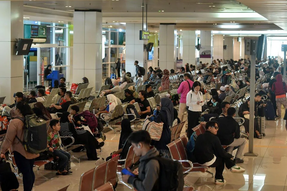 Suasana Terminal Bersepadu Selatan (TBS) di Bandar Tun Razak, Kuala Lumpur, dipenuhi orang ramai yang mula bertolak pulang ke kampung halaman bagi menyambut Aidilfitri.