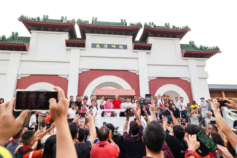 Menteri Kanan, Encik Lee Hsien Loong (tengah, berbaju merah) bersama Penasihat Akar Umbi dari GRC Chua Chu Kang, GRC Jurong, GRC West Coast, Bukit Batok, Hong Kah North, Pioneer dan Yuhua di Gerbang Besar Taman Cina yang baru selesai menjalani kerja naik taraf.