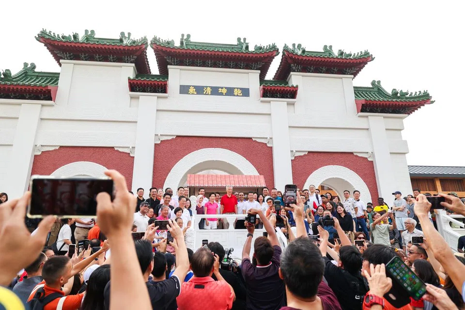 Menteri Kanan, Encik Lee Hsien Loong (tengah, berbaju merah) bersama Penasihat Akar Umbi dari GRC Chua Chu Kang, GRC Jurong, GRC West Coast, Bukit Batok, Hong Kah North, Pioneer dan Yuhua di Gerbang Besar Taman Cina yang baru selesai menjalani kerja naik taraf.