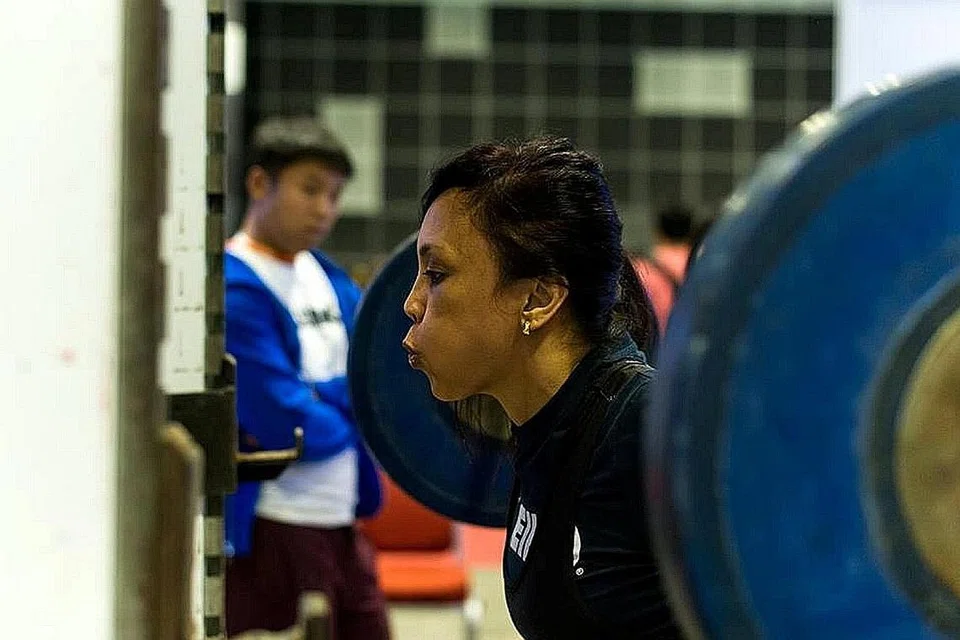 BERTENAGA: Dengan teknik yang betul, Cik Hanita mampu mengangkat seberat 95 kilogram bagi acara 'deadlift'. - Foto ihsan YASIN RAHIM