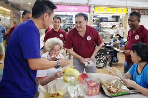 Setiausaha Agung  Parti Perikatan Rakyat untuk Pembaharuan (PAR), Encik Lim Tean (tengah), bersama (dari kanan) Encik Mahaboob Batcha dan Encik Chiu Shin Kong di Pasar dan Pusat Makanan Pek Kio pada 18 April 2025.