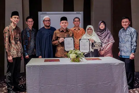 TANDATANGANI MOU: Pendaftar Pernikahan Orang Islam, Pejabat Pendaftar Pernikahan Orang Islam (ROMM), Ustaz Nor Razak Bakar (empat dari kiri) dan Naib Presiden Pergas, Ustazah Kalthom Muhammad Isa (tiga dari kanan), telah menandatangani MOU pada Isnin di Crowne Plaza Changi Airport. Acara tersebut turut disertai Menteri Negara (Ehwal Dalam Negeri merangkap Pembangunan Negara), Profesor Madya Dr Muhammad Faishal Ibrahim (empat dari kanan).