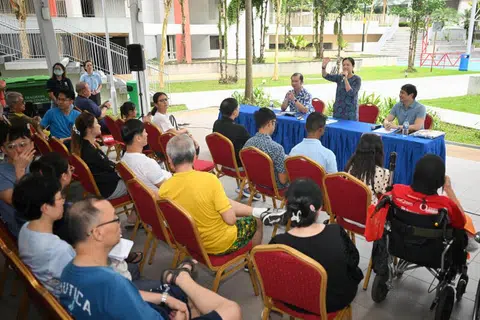 Anggota Parlimen (AP) GRC Sengkang (dari kiri, menghadap penduduk) Encik Louis Chua, Cik He Ting Ru dan Profesor Madya Jamus Lim, bertemu penduduk semasa sesi ‘townhall’, atau dialog awam, yang diadakan pada 29 Mac.