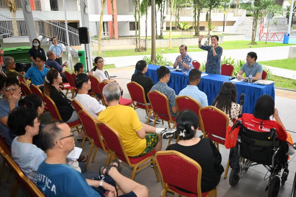 Anggota Parlimen (AP) GRC Sengkang (dari kiri, menghadap penduduk) Encik Louis Chua, Cik He Ting Ru dan Profesor Madya Jamus Lim, bertemu penduduk semasa sesi ‘townhall’, atau dialog awam, yang diadakan pada 29 Mac.