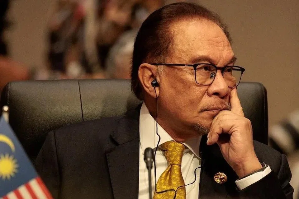 BERTAHAN: Di tengah-tengah spekulasi mengenai muslihat untuk menjatuhkan kerajaan Datuk Seri Anwar Ibrahim, ahli politik daripada Kerajaan Perpaduan yang memerintah dan pembangkang Perikatan Nasional (PN), telah mengeluarkan kenyataan sama ada mengesahkan atau menafikan percubaan sedemikian.