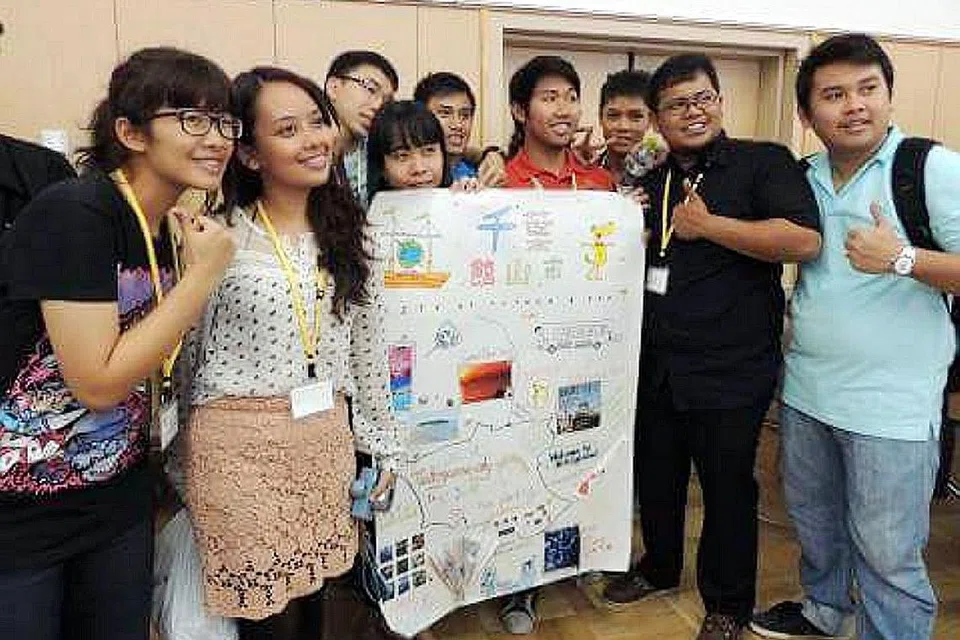 BERSAMA PELAJAR JEPUN: Encik Firdaus (dua dari kanan) mewakili Yayasan Mendaki dalam acara Jenesys 2.0, iaitu program pertukaran bagi belia dan pelajar Jepun-Asean-Oceania dari 26 Mei hingga 3 Jun 2014. - Foto ihsan MUHAMMAD FIRDAUS KAMALUDIN JAMAL 