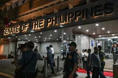 Para pegawai polis dikejarkan ke Dewan Senat Filipina, di Pasay,  Manila, selepas kejadian tembakan dilaporkan berlaku di kompleks tersebut pada 13 Mei 2026.