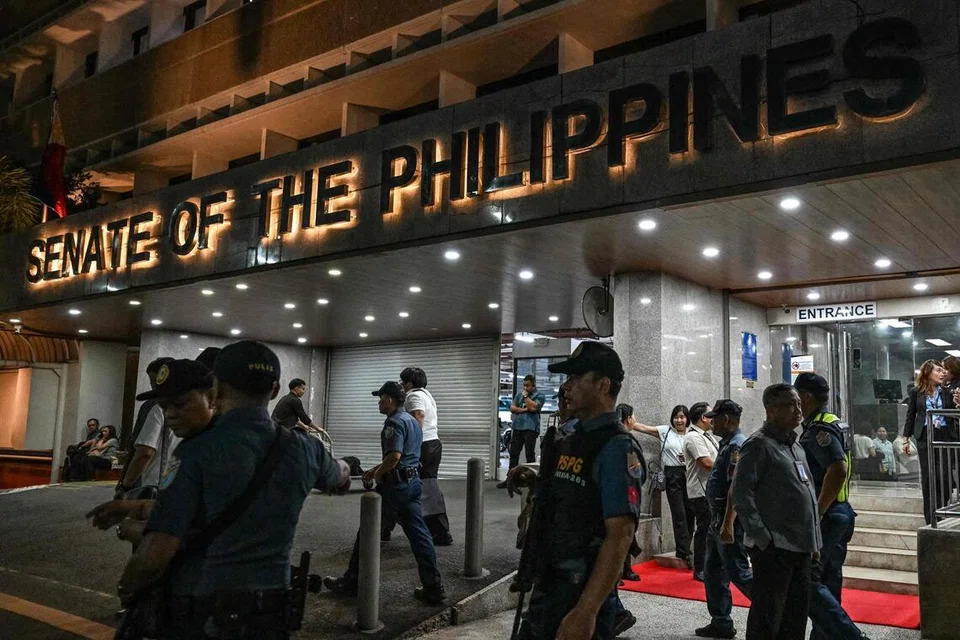Para pegawai polis dikejarkan ke Dewan Senat Filipina, di Pasay,  Manila, selepas kejadian tembakan dilaporkan berlaku di kompleks tersebut pada 13 Mei 2026.