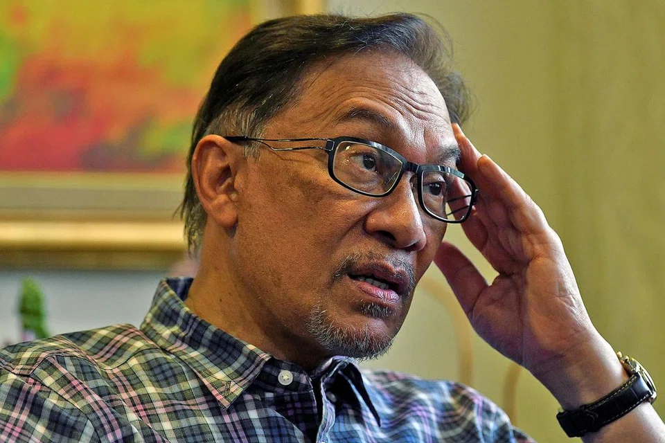 SAKIT BAHU DAN BELAKANG: Datuk Seri Anwar Ibrahim dikejarkan ke hospital selepas mengadu sakit di bahu dan bahagian belakang selepas tiba dari Turkey petang kelmarin. - Foto fail.