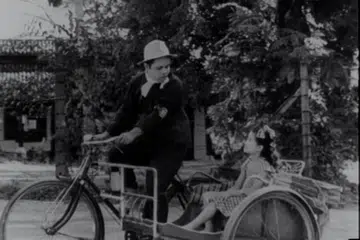 'INSAN': Menyelongkar pasang surut kehidupan penarik beca miskin yang mengambil anak angkat bernama Jamilah yang kemudian berubah ke arah kebendaan. - Foto ARKIB FILEM ASIA 