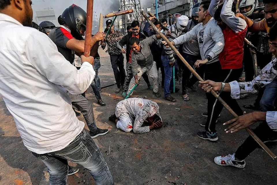 RUSUHAN: Bantahan yang bermula akibat rasa tidak puas hati terhadap sebuah undang-undang kewarganegaraan di India merebak menjadi keganasan antara kaum. Foto diambil pada 24 Februari - Foto REUTERS