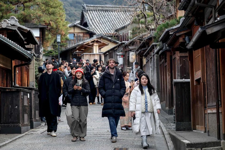 Pelancong bersiar-siar berdekatan Yasaka Pagoda sewaktu kunjungan ke Kyoto pada 13 Januari 2025.