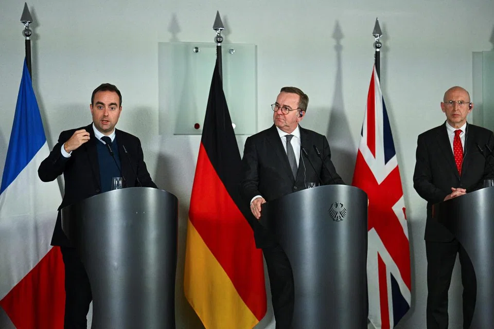 (Dari kiri) Menteri Pertahanan Jerman, Encik Boris Pistorius; Menteri Pertahanan Perancis, Encik Sebastien Lecornu; dan Setiausaha Pertahanan Britain, Encik John Healey, menghadiri sidang akhbar  bersama di Kementerian Pertahanan Berlin, Jerman, pada 25 November 2024.