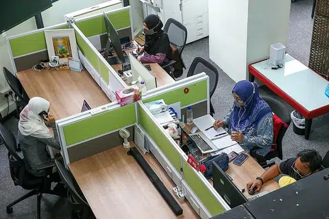 MASIH BERHATI-HATI: Pejabat syarikat di ISGN Ventures yang terletak di Oxley Bizhub ini belum 'menyambut' 75 peratus pekerja sedang para pekerjanya masih mengikut aturan kerja sebelum ini - 50 peratus kakitangan terus bekerja dari rumah. - Foto BH oleh YONG LI XUAN