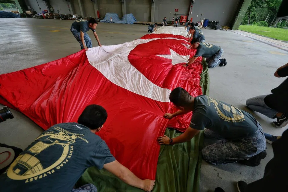Setiap bendera seberat 317.5kg dan bersaiz 30 meter kali 20 meter.