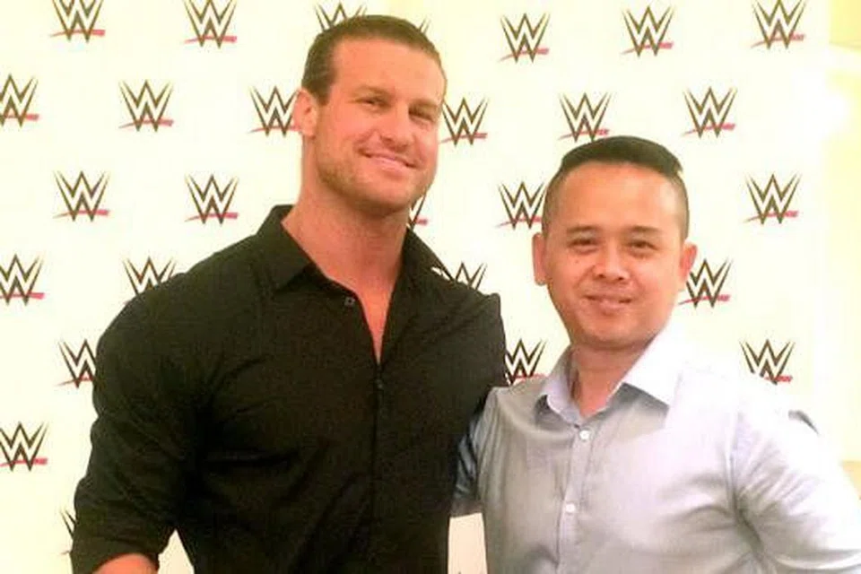 DIMINATI WARTAWAN: Dolph Ziggler kini semakin disukai ramai peminat gusti termasuk wartawan sendiri yang sempat bergambar bersamanya di akhir sesi temu ramah dengan beliau. - Foto WRESTLING ENTERTAINMENT