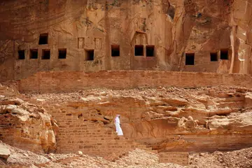 BAKAL TARIK PELANCONG: Kubur purba di tapak arkeologi Khuraiba dekat bandar barat laut al-Ula di Arab Saudi. Kawasan kaya peninggalan arkeologi ini dilihat sebagai permata tarikan Arab Saudi sedang kerajaan itu bersedia mengeluarkan visa pelancongan buat kali pertama. - Foto AFP