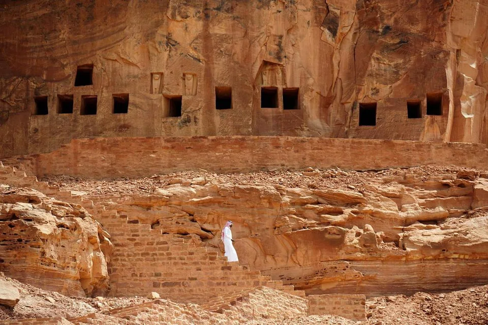 BAKAL TARIK PELANCONG: Kubur purba di tapak arkeologi Khuraiba dekat bandar barat laut al-Ula di Arab Saudi. Kawasan kaya peninggalan arkeologi ini dilihat sebagai permata tarikan Arab Saudi sedang kerajaan itu bersedia mengeluarkan visa pelancongan buat kali pertama. - Foto AFP