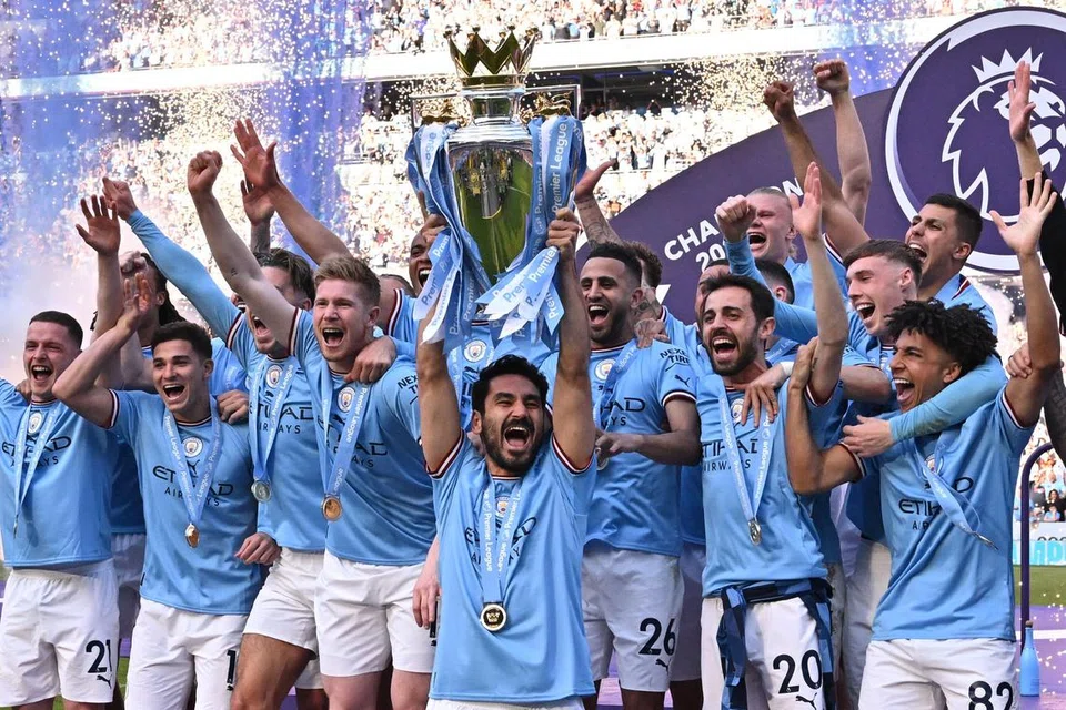 LEGENDA SELAMANYA: Kejayaan Manchester City menjadi hanya pasukan EPL kedua menjulang tiga piala dalam satu musim, atau mencapai ‘Treble’, memastikan pasukan itu dan pengurusnya akan sentiasa menikmati status legenda. 