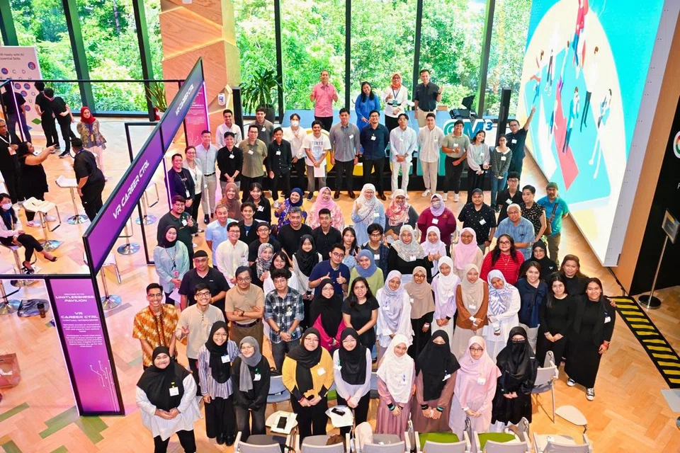 Cik Nur Irysa Nasha Abdul Malek (pertama dari kiri, baju hitam) menurut serta dalam kegiatan ‘maze’ di Pavilion Kepimpinan di acara YOUth@M3 pada 13 Julai 2024 yang lalu.