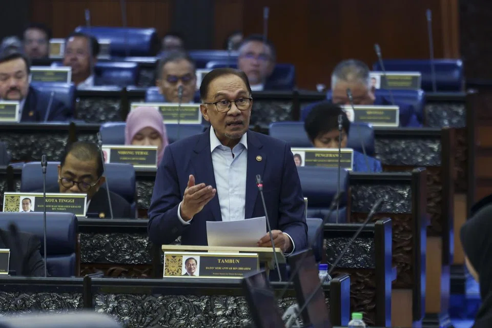 Perdana Menteri Malaysia, Datuk Seri Anwar Ibrahim, merakamkan ucapan terima kasih kepada Yang di-Pertuan Agong, Sultan Ibrahim, dan mantan Agong yang juga Sultan Pahang, Sultan Abdullah Ahmad Shah, pada persidangan Dewan Rakyat sesi petang yang dibantah Ahli Parlimen pembangkang.