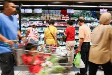 Pelanggan Muslim Pasar Raya FairPrice boleh mendapatkan juadah berbuka iaitu set makanan ringan dan minuman secara percuma sama ada 30 minit sebelum atau sesudah waktu berbuka.