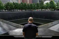 TEMPAT PERINGATAN: Seorang mangsa serangan 9/11 yang selamat, seakan bertafakur di Kolam Peringatan di Muzium dan Memorial 11 September di New York City yang memaparkan nama-nama mangsa yang terkorban dalam kejadian itu. - Foto AFP 